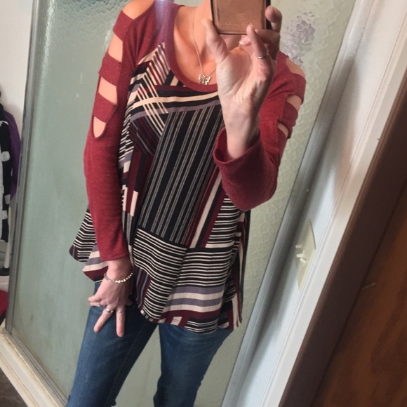 🌷3/$20 5🌟 Open Cut-out Long Sleeve - Picture 2 of 3